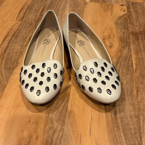 Rock & Republic Cream with Silver Skull Accents Slip on Flats Shoes Size 8.5 - Picture 2 of 10